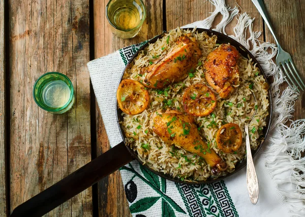 Ein Topf griechisches Huhn und Zitronenreis — Stockfoto