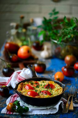 Makarna ve sebzeli omlet. 1.stil klasik. Seçici odak noktası.