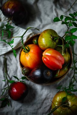 Eski bir sepette taze, olgun, organik domatesler. Kırsal stil. Seçici odaklanma