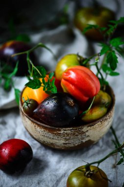 Eski bir sepette taze, olgun, organik domatesler. Kırsal stil. Seçici odaklanma