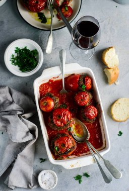 Doldurulmuş domatesler Fransızca.. tarz rustik. Seçici odaklanma.