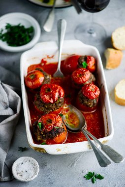 Doldurulmuş domatesler Fransızca.. tarz rustik. Seçici odaklanma.