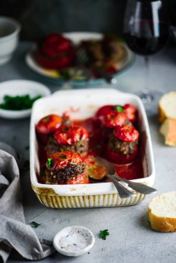 Doldurulmuş domatesler Fransızca.. tarz rustik. Seçici odaklanma.