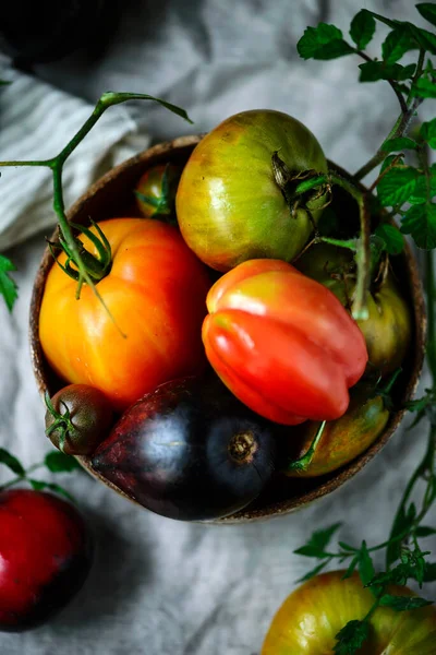 新鮮な 熟した 有機トマトを古いバスケットに入れます 素朴なスタイル 選択的フォーカス — ストック写真