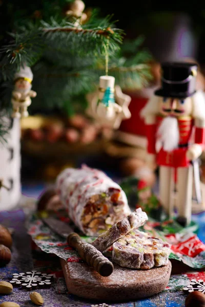 크리스마스 초콜릿 살라미는 크리스마스 배경에 있습니다 스타일 선택적 — 스톡 사진