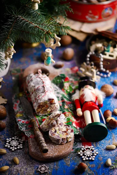 Χριστουγεννιάτικο Σαλάμι Σοκολάτας Χριστουγεννιάτικο Ρουστίκ Φόντο Ρουστίκ Στυλ Επιλεκτική Εστίαση — Φωτογραφία Αρχείου