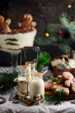 Kırsal bir arka planda yumurtalı kokteyl ve eski moda bir yılbaşı dekoru. seçici odak.