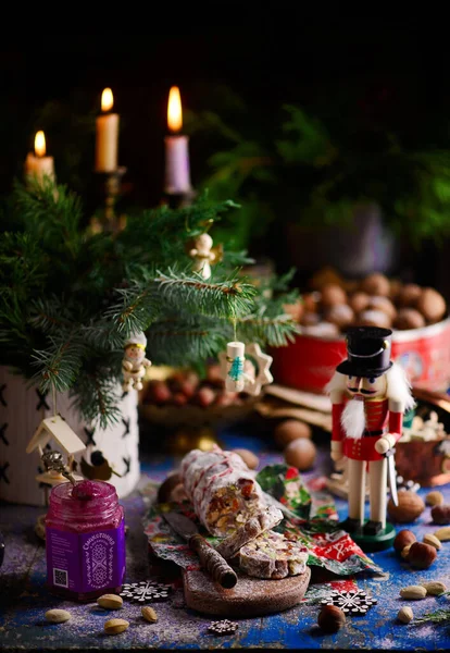 Kerstchocolade Salami Een Rustieke Kerstachtergrond Stijl Rustiek Selectieve Focus — Stockfoto