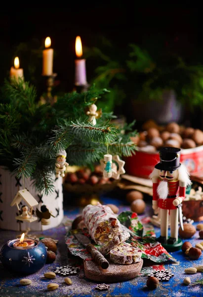 Kerstchocolade Salami Een Rustieke Kerstachtergrond Stijl Rustiek Selectieve Focus — Stockfoto