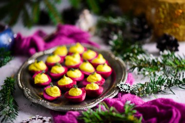 Yeni yıl sofrasında baharatlı pancar yumurtası. Tarz rustik. Seçici odaklanma.