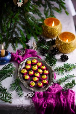 Yeni yıl sofrasında baharatlı pancar yumurtası. Tarz rustik. Seçici odaklanma.