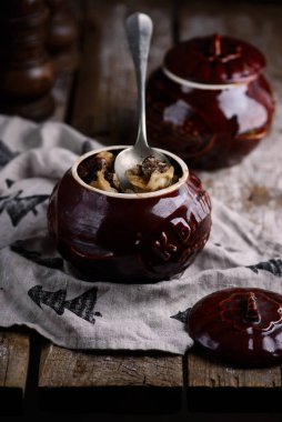 Tencerede pişmiş hamur tatlısı. Geleneksel Rus yemeği... seçici odaklanma