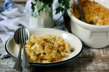 Domates ve Basil peynirli makarna. Biçim vintage.Seçici odak