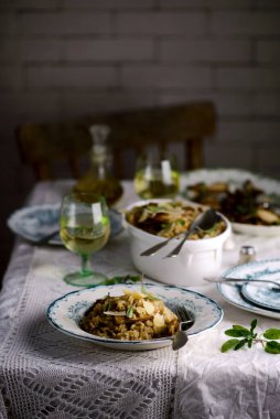 Yabani mantarlı risotto... kırsal tarzda. seçici odak