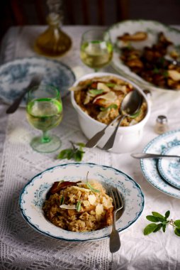 Yabani mantarlı risotto... kırsal tarzda. seçici odak
