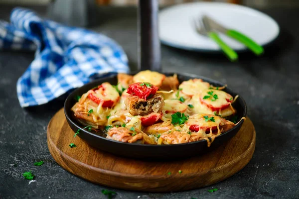 Torta Crepes Forno Con Formaggio Pomodori Stile Vintage Focus Selettivo — Foto Stock