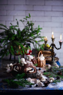 Noel arkaplanındaki YULE kütük pastası. Tarz kırsal. seçici odak