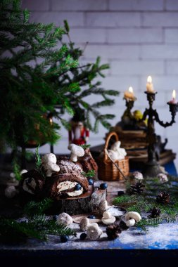 Noel arkaplanındaki YULE kütük pastası. Tarz kırsal. seçici odak