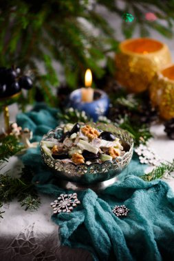 Yılbaşı sofrasında tütsülenmiş tavuk salatası. Seçici odaklanma.