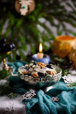 Yılbaşı sofrasında tütsülenmiş tavuk salatası. Seçici odaklanma.