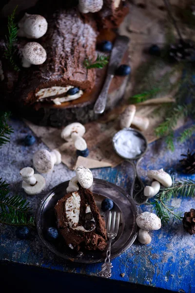Yule Log Cake在圣诞乡村背景 风格乡村音乐 选择性重点 — 图库照片