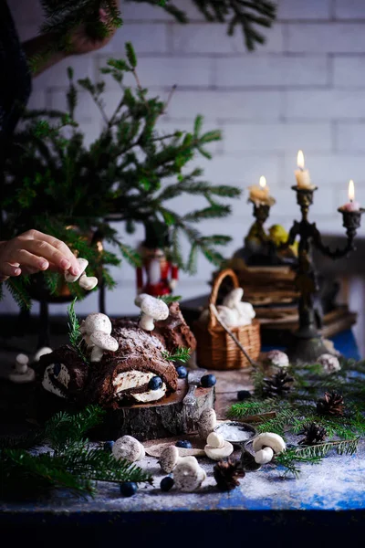 Yule Log Cake Ένα Ρουστίκ Φόντο Χριστουγέννων Ρουστίκ Στυλ Επιλεκτική — Φωτογραφία Αρχείου