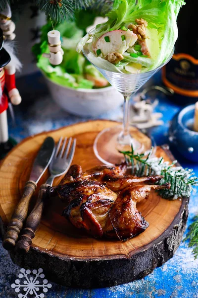 Caille Glacée Miel Avec Salade Waldorf Dans Décor Noël Focus — Photo