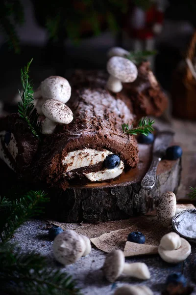 Yule Log Cake Een Rustieke Kerstachtergrond Stijl Rustiek Selectieve Focus Rechtenvrije Stockafbeeldingen