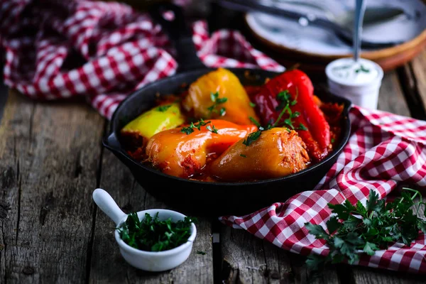 Pimentas Recheadas Com Carne Arroz Molho Tomate Estilo Rustic Selective — Fotografia de Stock