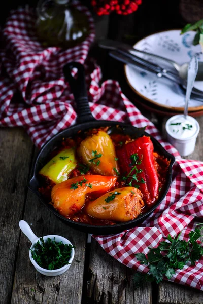 トマトソースに肉と米を詰めピーマン スタイルのラスティック — ストック写真