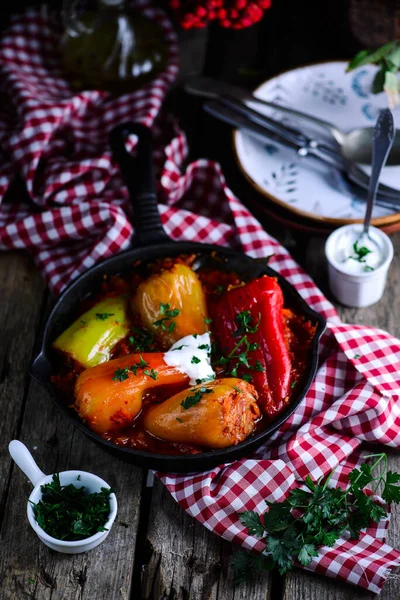 Pimentas Recheadas Com Carne Arroz Molho Tomate Estilo Rustic Selective — Fotografia de Stock