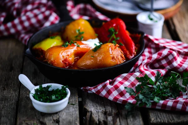 Papryka Nadziewana Mięsem Ryżem Sosie Pomidorowym Style Rustic Selective Focus — Zdjęcie stockowe