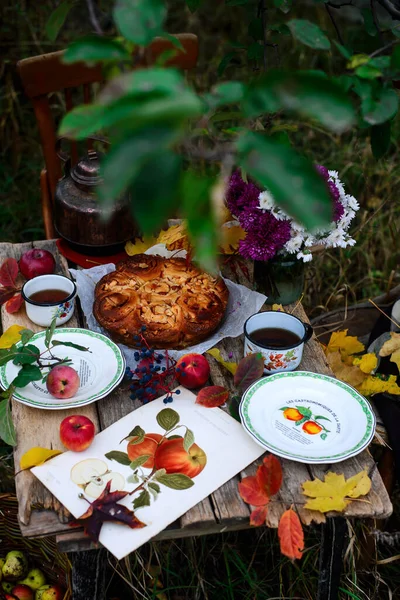 在秋天的花园里 苹果的面包和焦糖放在一张木制桌子上 暗色乡村式摄影 选择性聚焦 — 图库照片