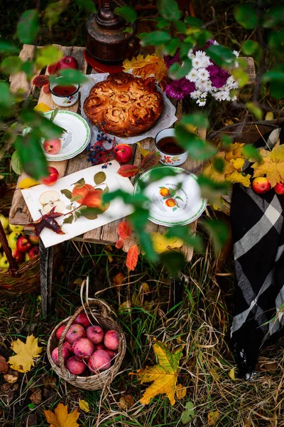 Panini Mele Con Caramello Tavolo Legno Giardino Autunnale Fuoco Foto — Foto Stock