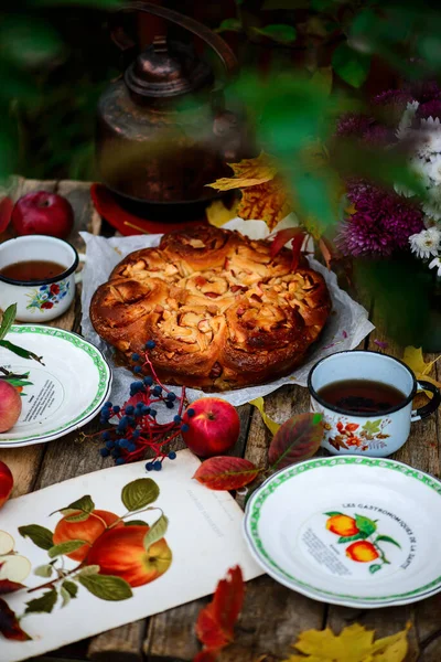 Äppelbullar Med Karamell Ett Träbord Höstträdgård Mörk Rustik Photo Selective — Stockfoto