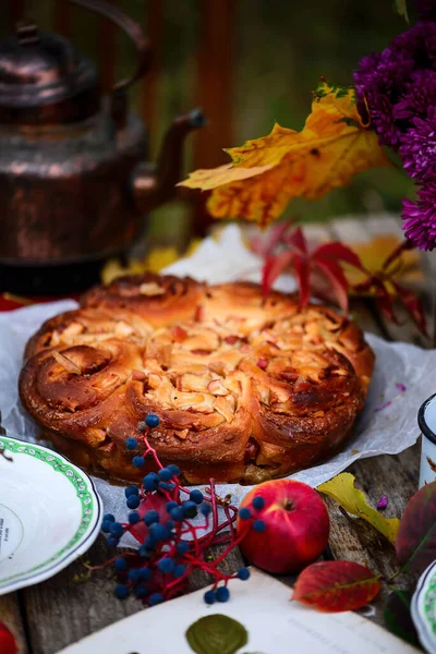 Äppelbullar Med Karamell Ett Träbord Höstträdgård Mörk Rustik Photo Selective — Stockfoto