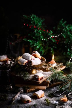 Noel arkaplanda vişneli kurabiyeler. Tarz kırsal. seçici odak