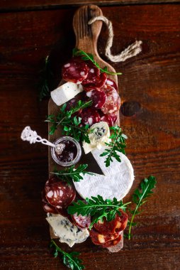 Doğrama tahtasındaki kesilmiş sosis. Tarz kırsal. Seçici odak