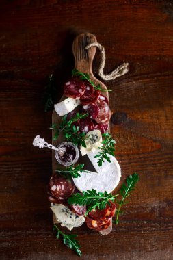 Doğrama tahtasındaki kesilmiş sosis. Tarz kırsal. Seçici odak