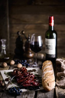 Doğrama tahtasındaki kesilmiş sosis. Tarz kırsal. Seçici odak