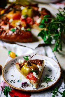 Domates ve feta tart... tarz rustik. Seçici odaklanma.