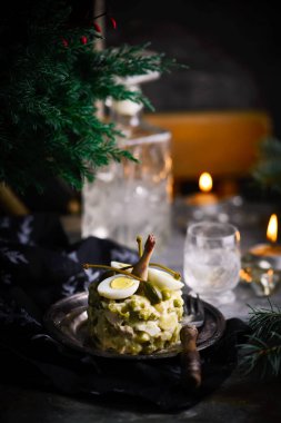 Bıldırcın salatası, Rus salatası, geleneksel Rus Yeni Yıl salatası.