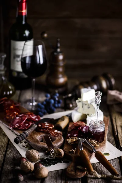 Salsiccia Salame Taglio Tagliere Stile Rustico Focus Selettivo — Foto Stock