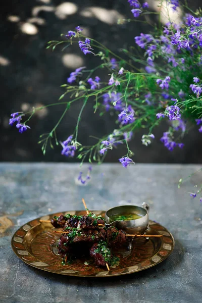 Spiedini Fegato Pollo Alla Griglia Con Salsa Burro Limone Focus — Foto Stock