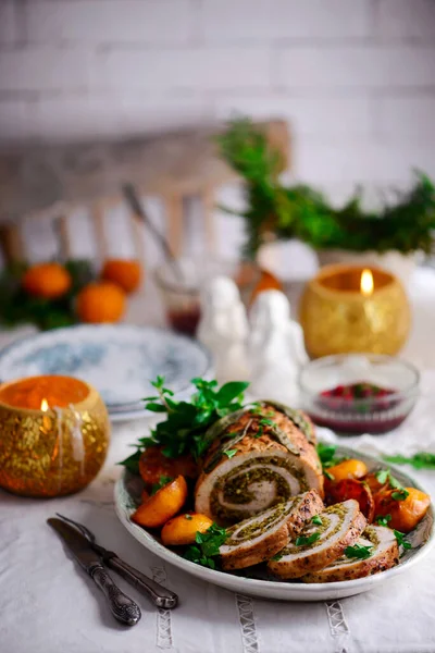 Putenporchetta Mit Karamellisierten Clementinen Auf Dem Weihnachtlichen Hintergrund Style Rustic — Stockfoto