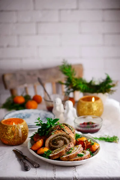 Putenporchetta Mit Karamellisierten Clementinen Auf Dem Weihnachtlichen Hintergrund Style Rustic — Stockfoto