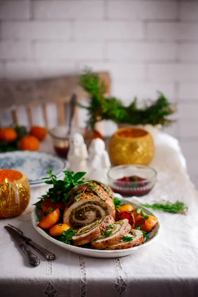 Putenporchetta Mit Karamellisierten Clementinen Auf Dem Weihnachtlichen Hintergrund Style Rustic — Stockfoto