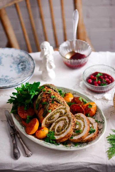 Putenporchetta Mit Karamellisierten Clementinen Auf Dem Weihnachtlichen Hintergrund Style Rustic lizenzfreie Stockfotos