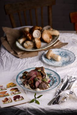 Yabani mantar soslu sığır filetosu. Tarz kırsal. Seçici odaklanma.