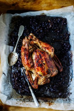 Persimons ve SAGE ile kavrulmuş tavuk... tarz rustik. Seçici odaklanma.